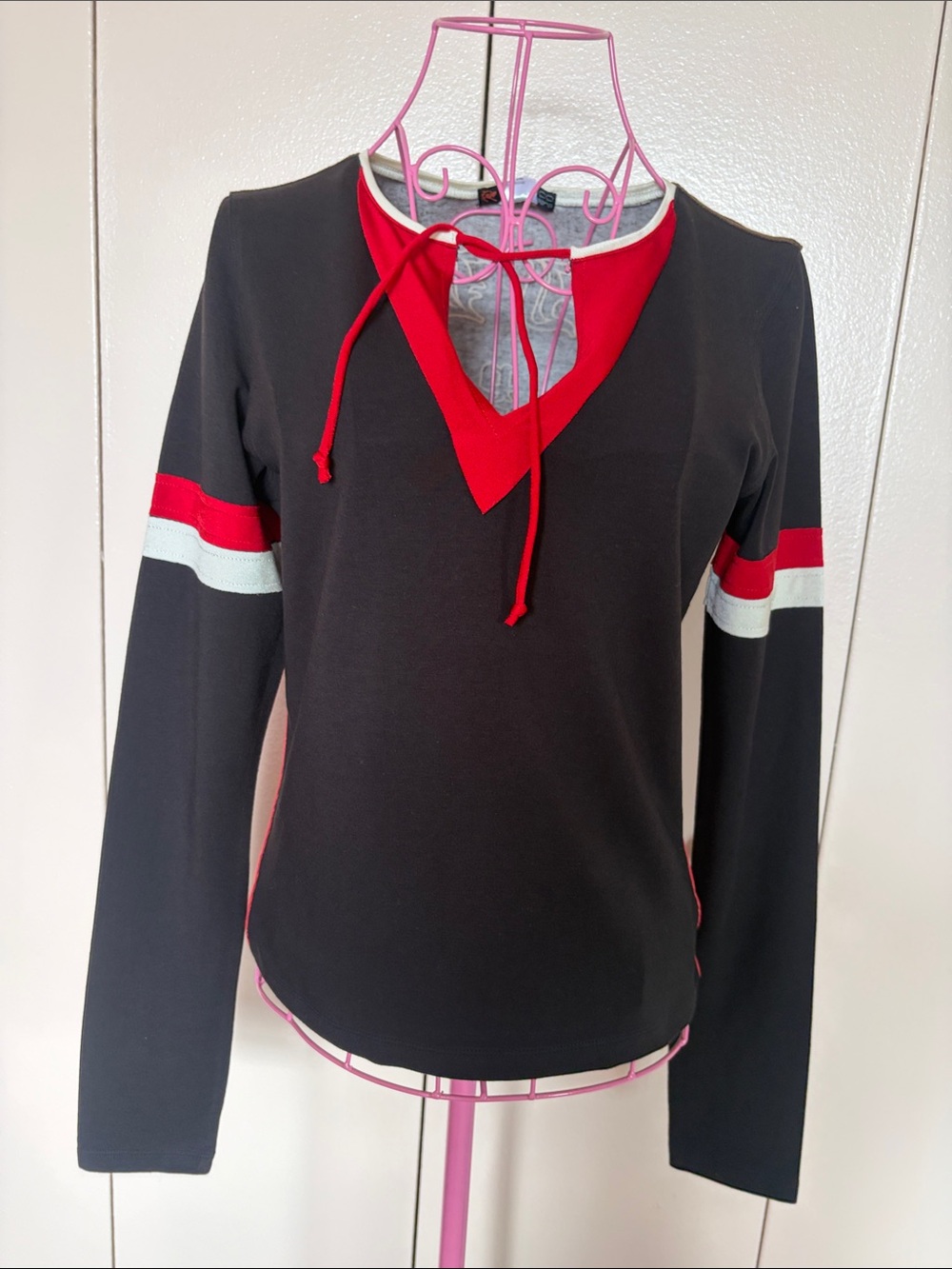 Parasuco Black Long-Sleeve V-Neck Top with Red and Light Gray Trim